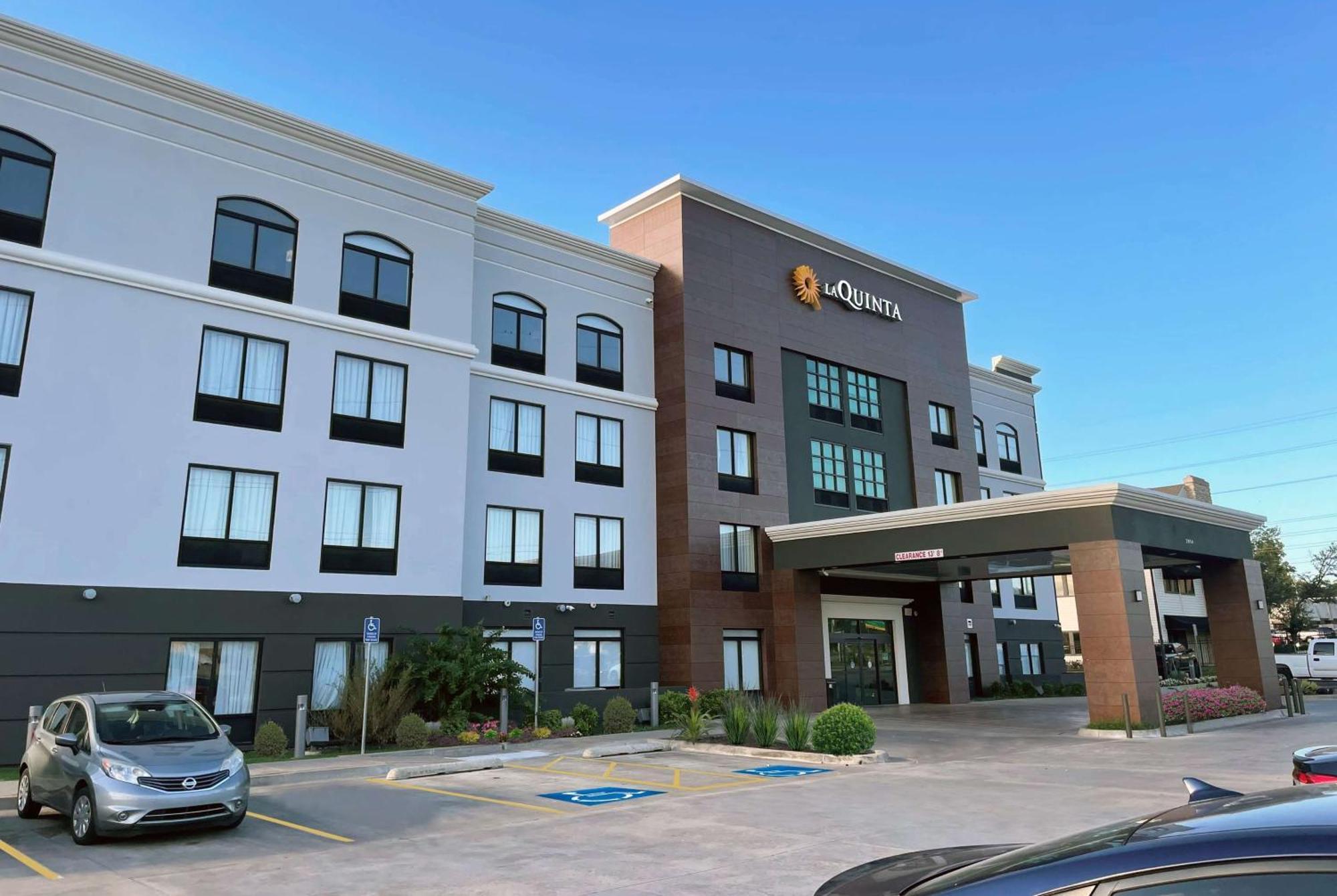 La Quinta Inn & Suites By Wyndham Tulsa Midtown Exterior foto